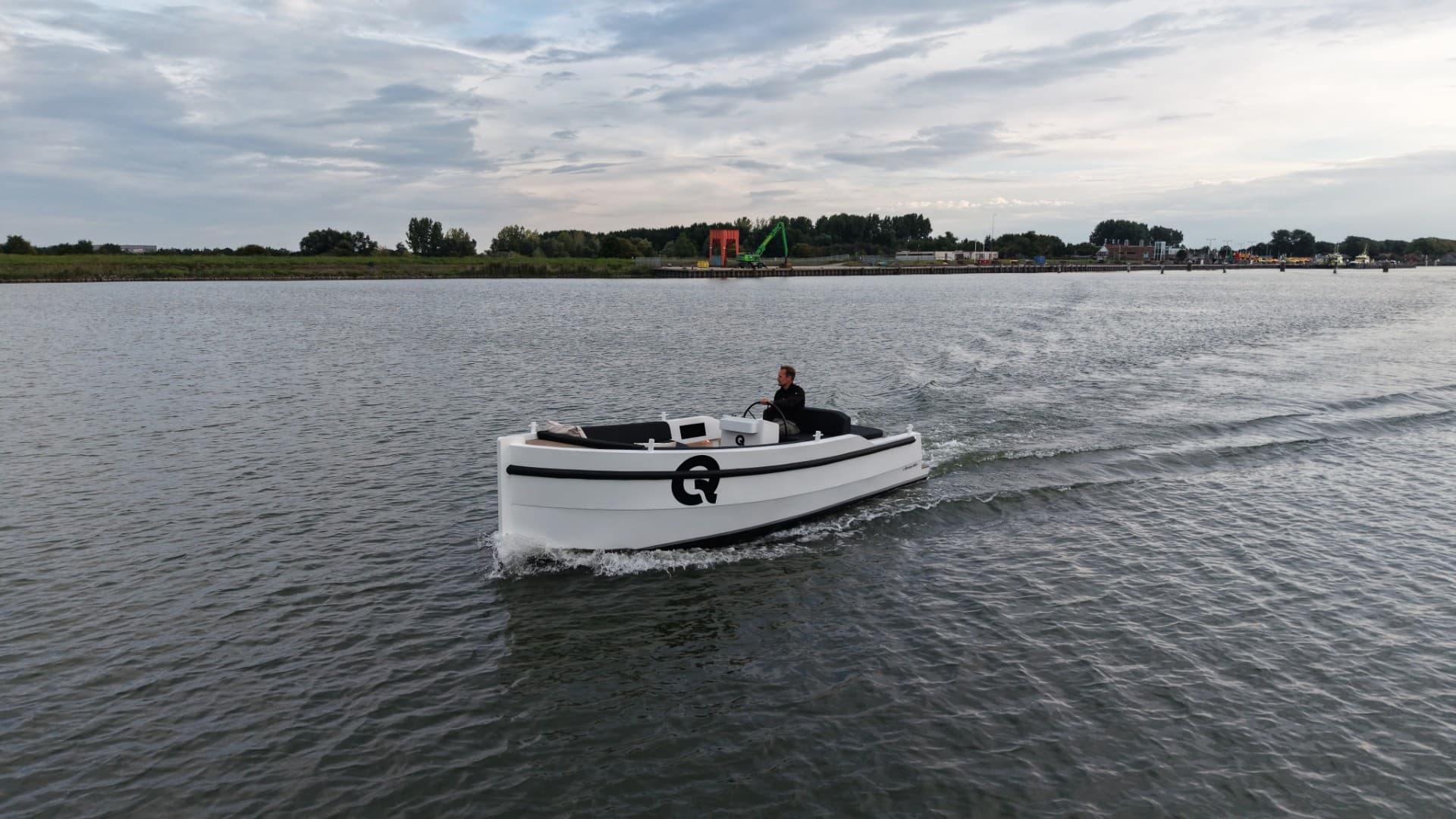 Qrafter Boats e-Qruiser 600 — variant 1